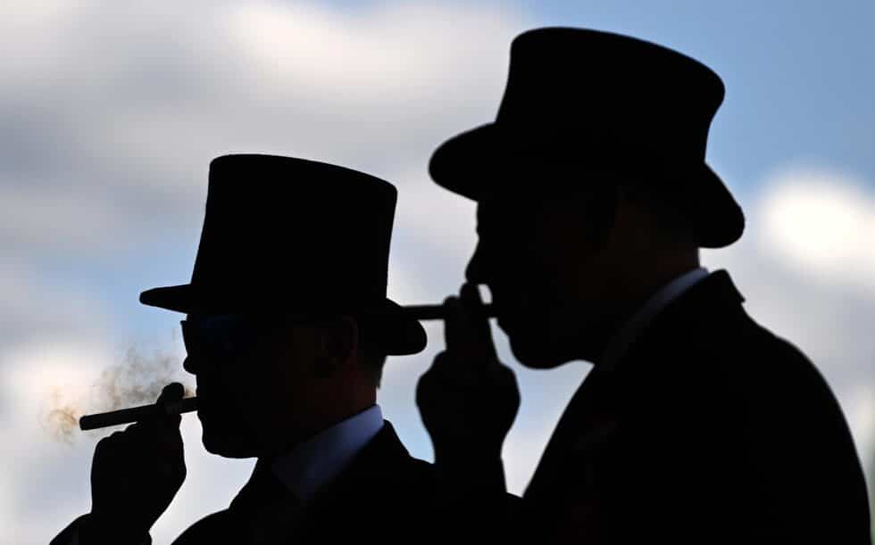 Imagen de dos caballeros cumpliendo con los requisitos de vestimenta de Royal Ascot