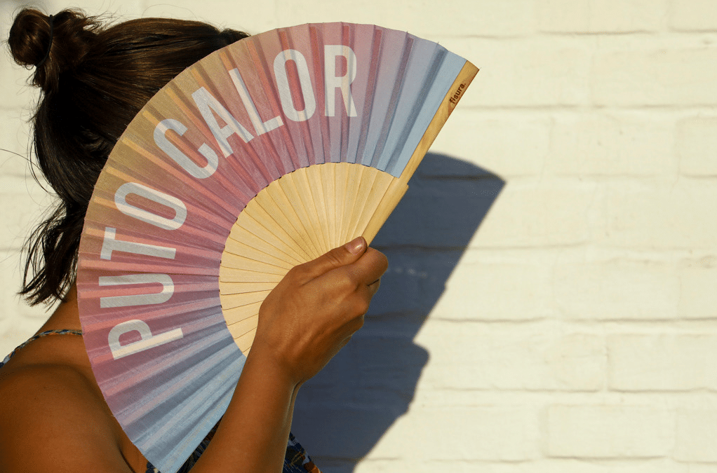 Una mujer se abanica debido a las altas temperaturas registradas el pasado sábado en Córdoba