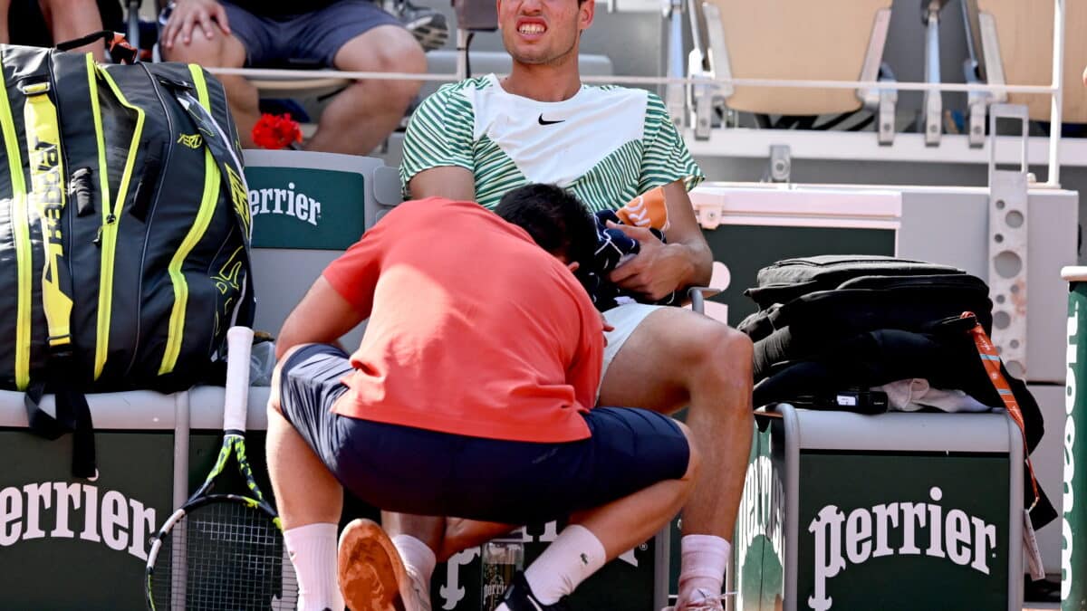 Djokovic atiende a Alcaraz en la semifinal de Roland Garros.
