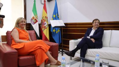 Vara propone suspender su investidura y el PSOE carga contra la falta de "palabra" de Guardiola y Feijóo
