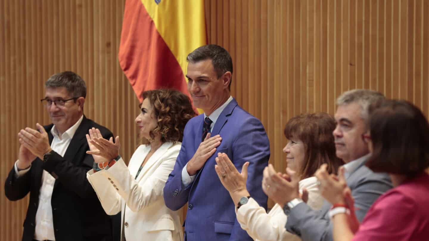 El presidente del Gobierno y secretario general del PSOE, Pedro Sánchez (3i), junto a la vicesecretaria general del partido y titular de Hacienda, María Jesús Montero (2i); el portavoz en el Congreso, Patxi López (i); la presidenta del PSOE, Cristina Narbona (3d); el secretario de Organización, Santos Cerdán (2d), y la portavoz en el Senado, Eva Granados (d), el pasado 31 de mayo en la reunión con diputados y senadores en la Cámara baja.