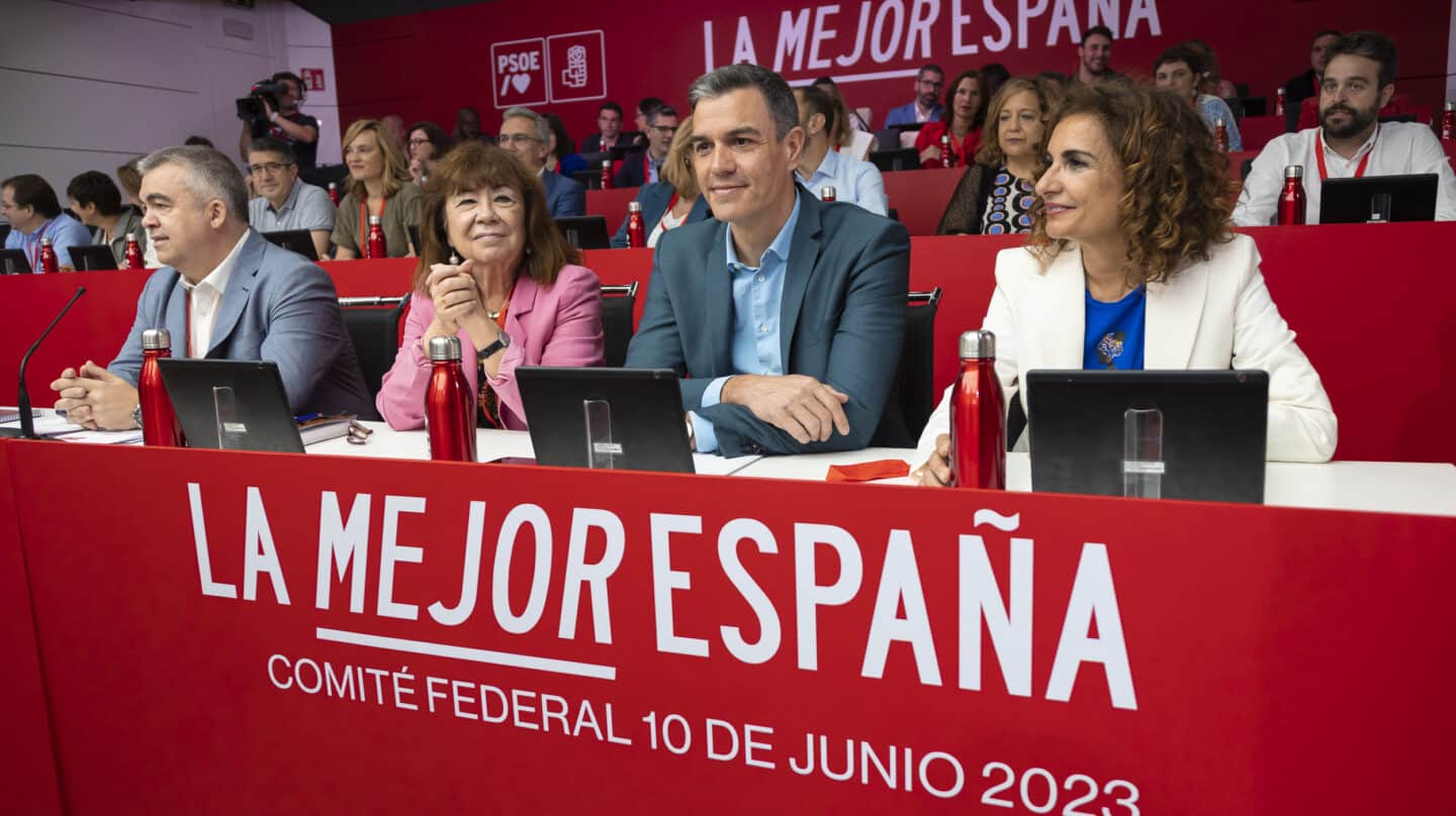 El secretario general del PSOE y presidente del Gobierno, Pedro Sánchez, flanqueado por el secretario de Organización, Santos Cerdán (i), y la presidenta y vicesecretaria general del partido, Cristina Narbona (2i) y María Jesús Montero (d), este 10 de junio de 2023 en Ferraz, en el arranque del comité federal.