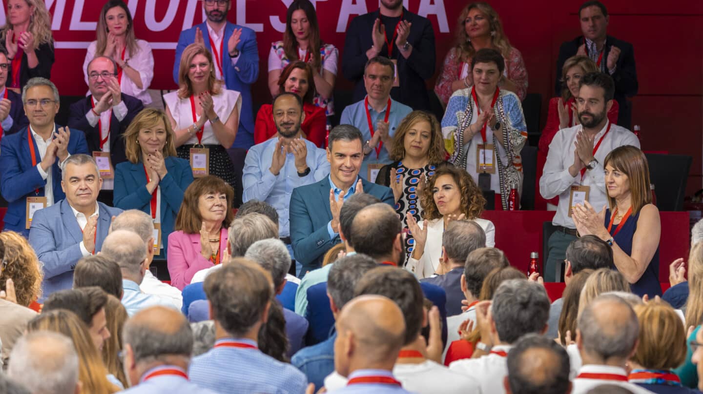 El secretario general del PSOE y presidente del Gobierno, Pedro Sánchez, recibe los aplausos del comité federal al final de su intervención, este 10 de junio de 2023 en Ferraz.