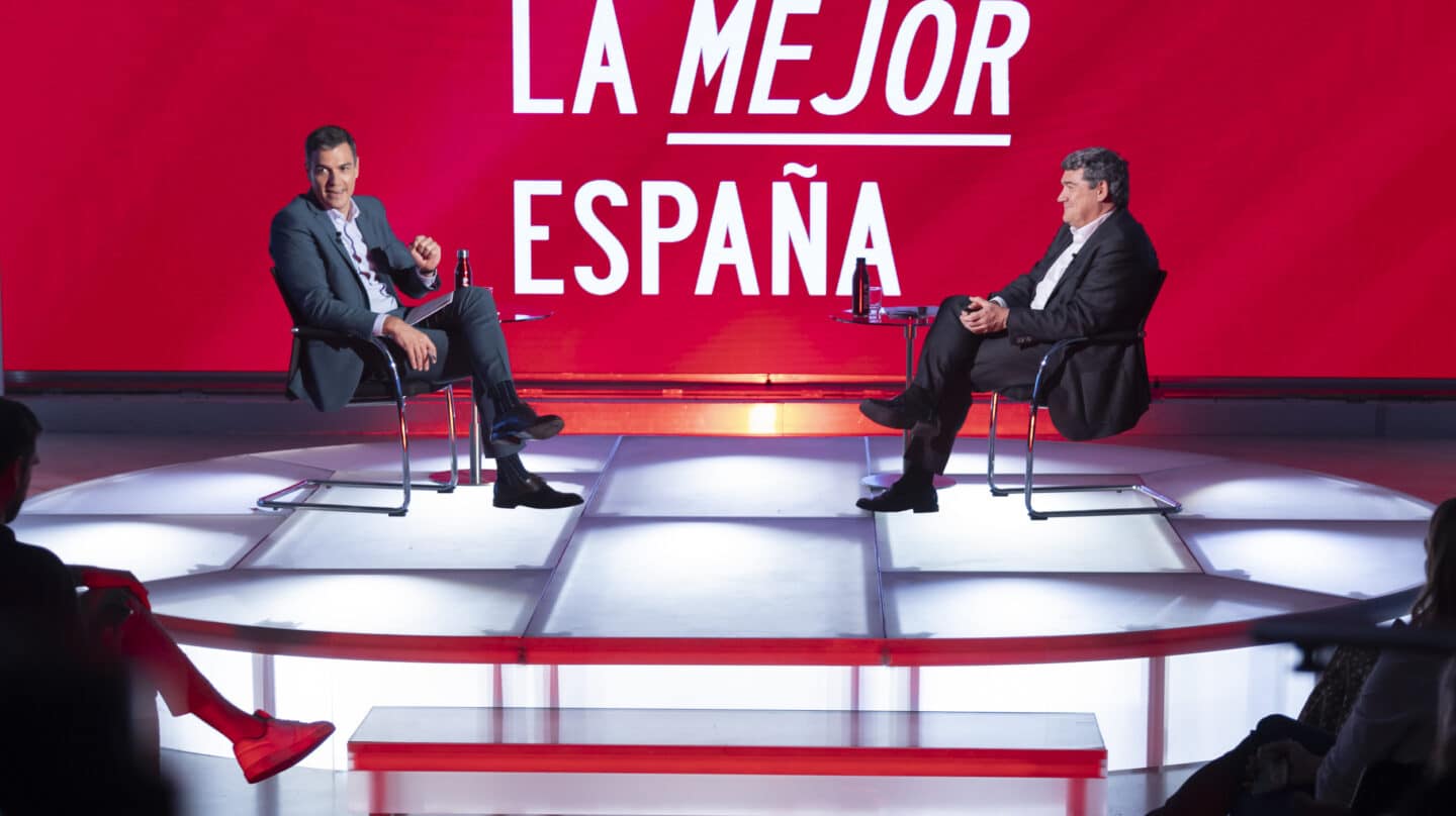 El secretario general del PSOE y presidente del Gobierno, Pedro Sánchez, con su ministro de Inclusión, Seguridad Social y Migraciones, José Luis Escrivá, en un diálogo de precampaña en la sede del partido, en Ferraz, este 21 de junio de 2023.