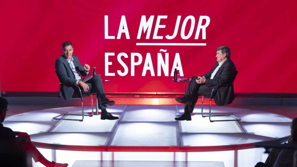 El secretario general del PSOE y presidente del Gobierno, Pedro Sánchez, con su ministro de Inclusión, Seguridad Social y Migraciones, José Luis Escrivá, en un diálogo de precampaña en la sede del partido, en Ferraz, este 21 de junio de 2023.