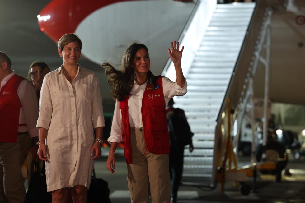 La reina Letizia es recibida por la primera dama de Colombia, Verónica Alcocer, a su llegada al Aeropuerto Rafael Núñez, hoy en Cartagena (Colombia). La reina Letizia comienza un viaje de tres días a Colombia para visitar varios proyectos de ayuda al desarrollo financiados por España en Cartagena de Indias y Cali