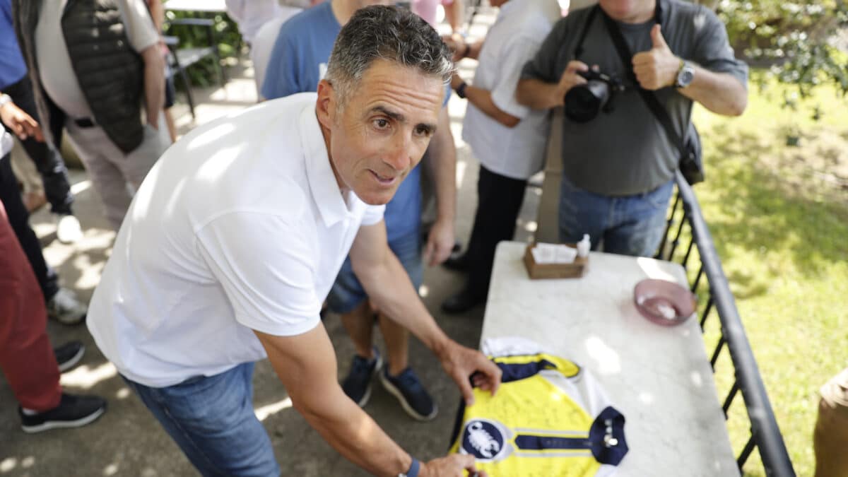 Miguel Induráin recupera la bicicleta que le robaron con la que participará en el Titan Desert