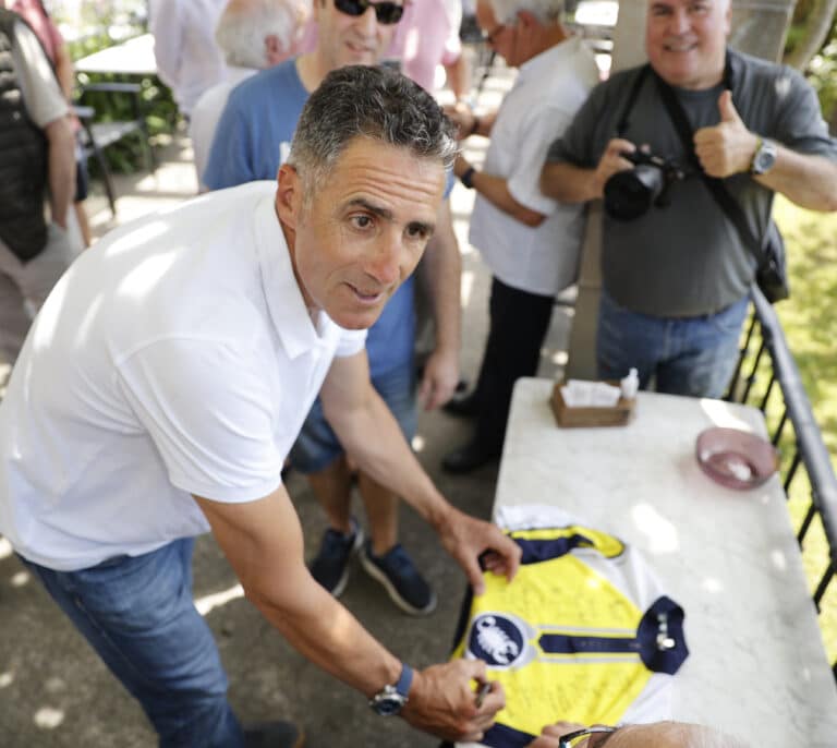 Miguel Induráin recupera la bicicleta que le robaron con la que participará en el Titan Desert