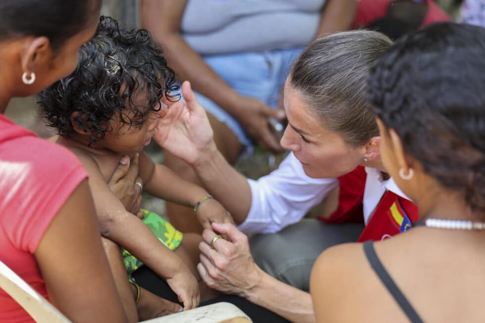 La reina visita a los ciudadanos del barrio donde se lleva a cabo el programa de abastecimiento de agua potable y saneamiento domiciliario de Villa Hermosa este martes, en Cartagena de Indias (Colombia)