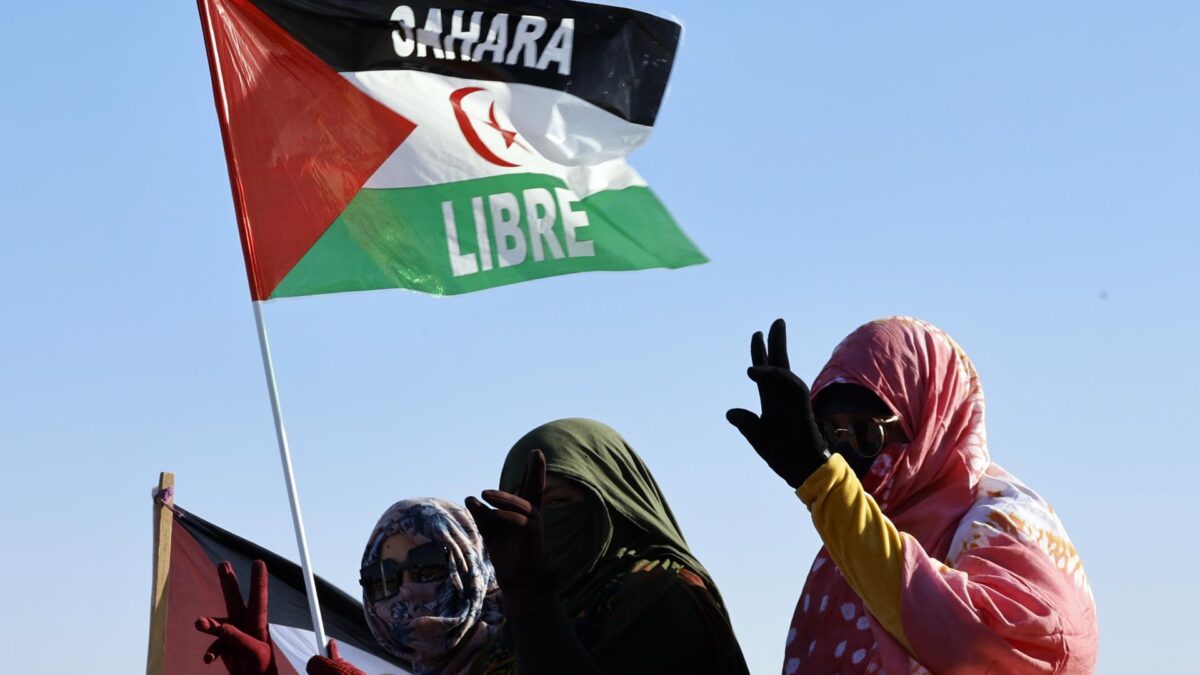 Mujeres saharauis participan en el desfile militar con motivo del medio siglo de la fundación del Frente Polisario, el pasado mayo.