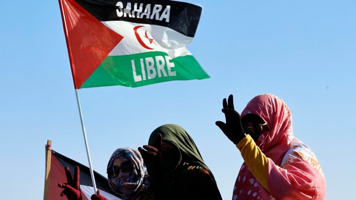 Mujeres saharauis participan en el desfile militar con motivo del medio siglo de la fundación del Frente Polisario, el pasado mayo.