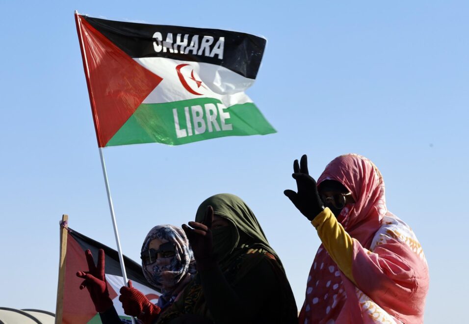 Mujeres saharauis participan en el desfile militar con motivo del medio siglo de la fundación del Frente Polisario, el pasado mayo.