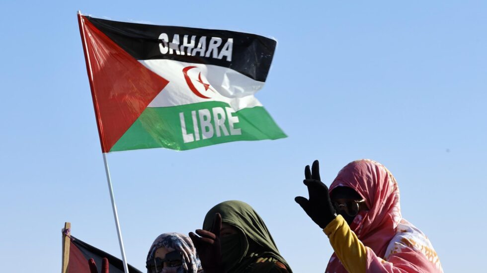 Mujeres saharauis participan en el desfile militar con motivo del medio siglo de la fundación del Frente Polisario, el pasado mayo.