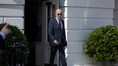 Biden sufre una caída durante la graduación de la Fuerza Aérea de los Estados Unidos