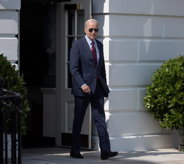 Biden sufre una caída durante la graduación de la Fuerza Aérea de los Estados Unidos