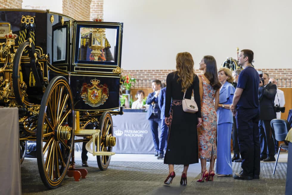 Visita de las dos consortes a los talleres de Patrimonio Nacional en el Palacio Real.