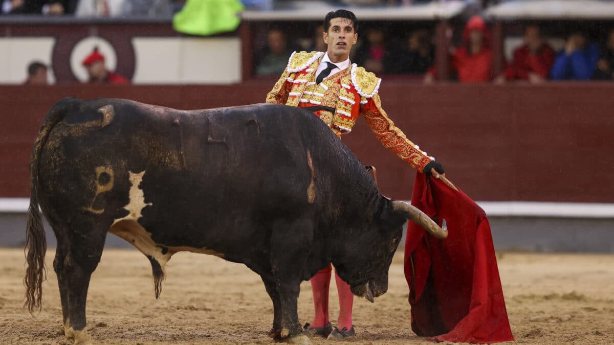 Alejandro Talavante mira al tendido en la faena al toro de Alcurrucén.