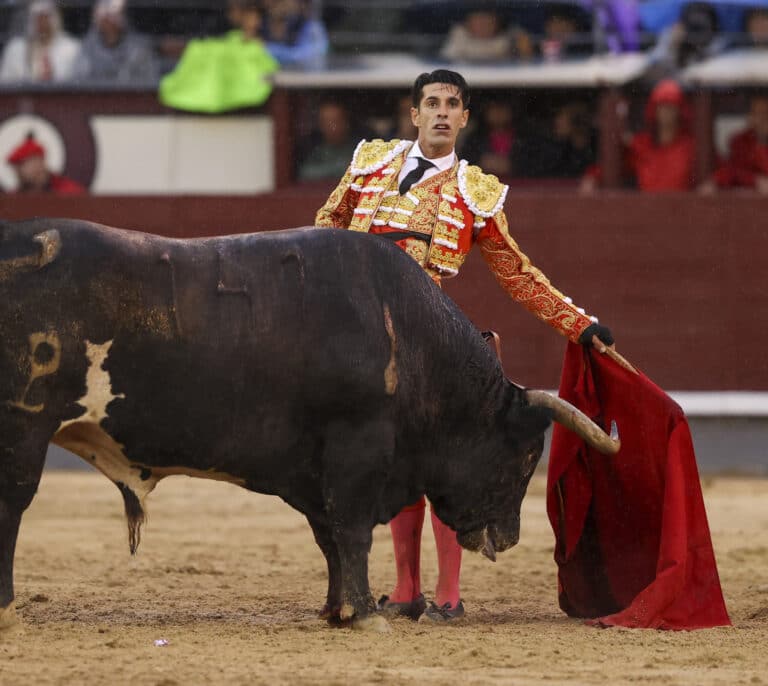 Talavante mirando al tendido cinco años después