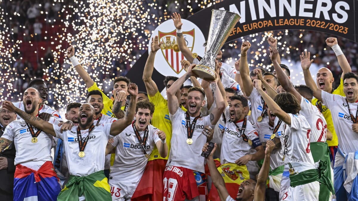 El Sevilla ejerce de campeón y alza su séptima Europa League frente a Mourinho tras penaltis