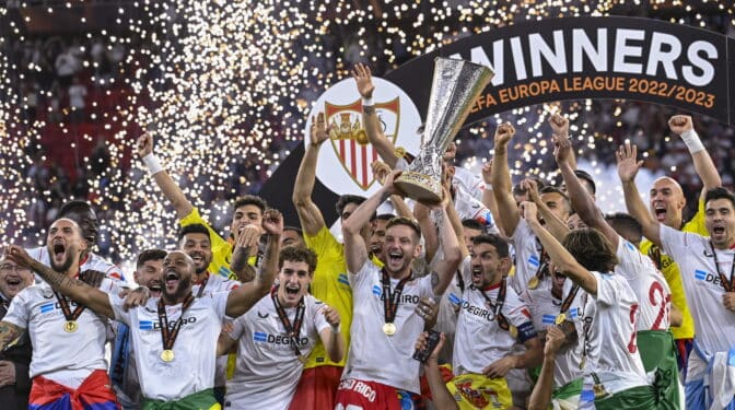 El Sevilla ejerce de campeón y alza su séptima Europa League frente a Mourinho tras penaltis