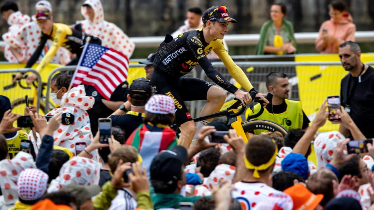 El Tour de Francia arranca en Euskadi con lluvia, 'txapelas' y una afición volcada