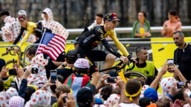 El Tour de Francia arranca en Euskadi con lluvia, 'txapelas' y una afición volcada