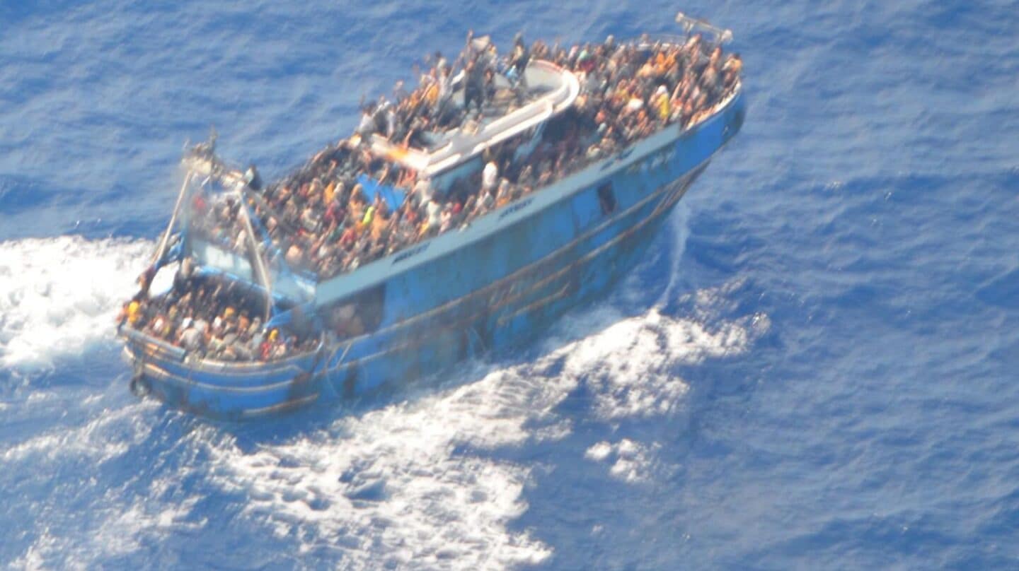 Última imagen del barco naufragado captada por la guardia costera griega.