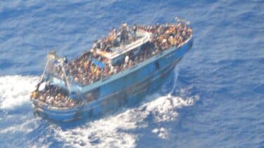 Un “ataúd flotante”, el mayor naufragio en la ruta negra del Mediterráneo: “Iban 750 personas a bordo”