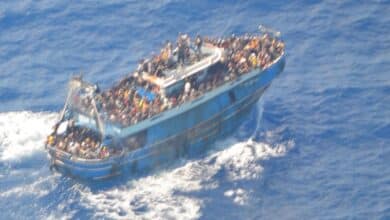 Un “ataúd flotante”, el mayor naufragio en la ruta negra del Mediterráneo: “Iban 750 personas a bordo”