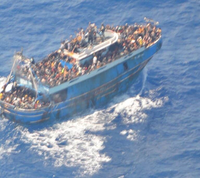 Un “ataúd flotante”, el mayor naufragio en la ruta negra del Mediterráneo: “Iban 750 personas a bordo”