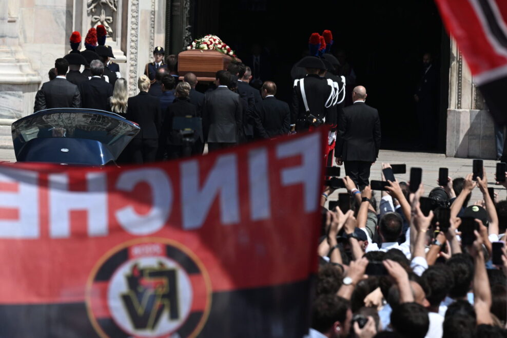 'Curva Sud', los seguidores del club de fútbol AC Milan se reúnen para el funeral de estado del ex primer ministro italiano