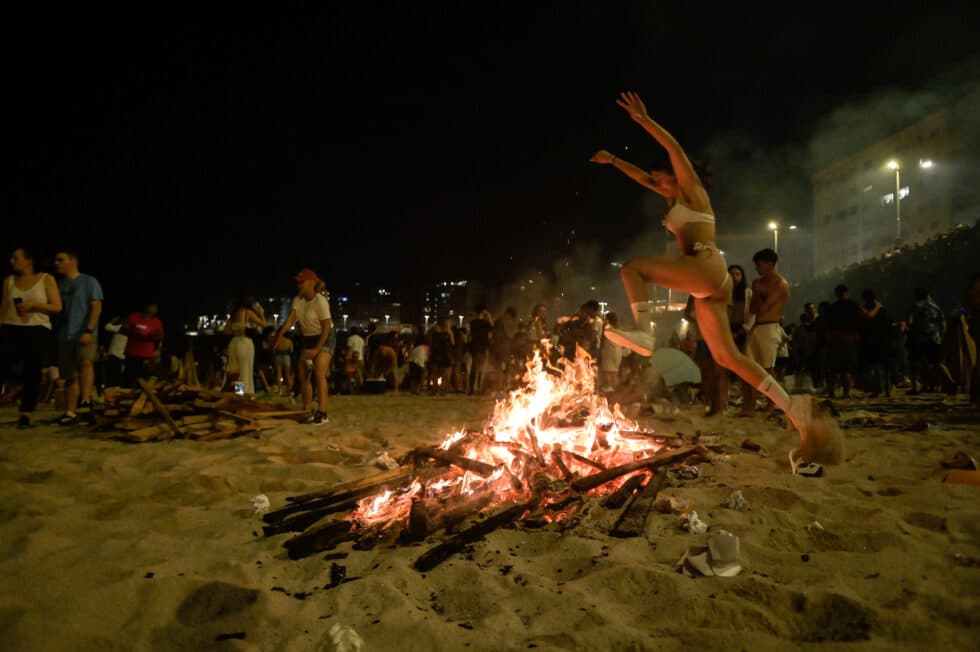 Celebración de la Noche de San Juan en la playa del Orzán, en A Coruña.