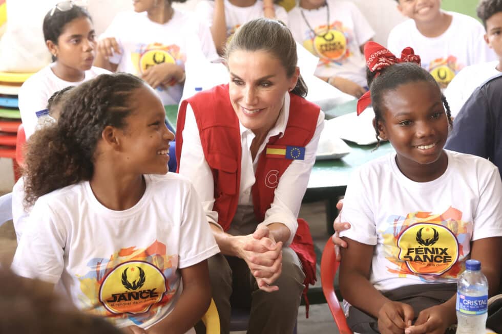 La reina Letizia habla con un grupo de niños y niñas durante una visita al programa de abastecimiento de agua potable y saneamiento domiciliario del barrio de Villa Hermosa en Cartagena de Indias (Colombia)
