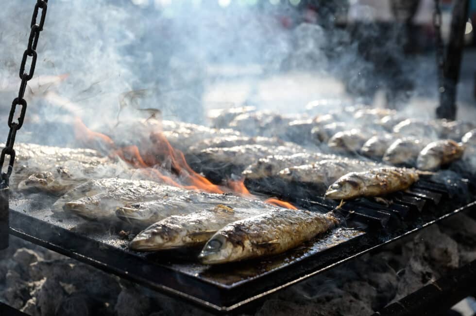 Sardinas asadas en la Fiesta de San Juan en el barrio de Monte Alto, en A Coruña, su fiesta más multitudinaria del año, en la que se espera que cientos de miles de personas estén en el entorno de las playas sobre la medianoche, para participar en las tradicionales hogueras.