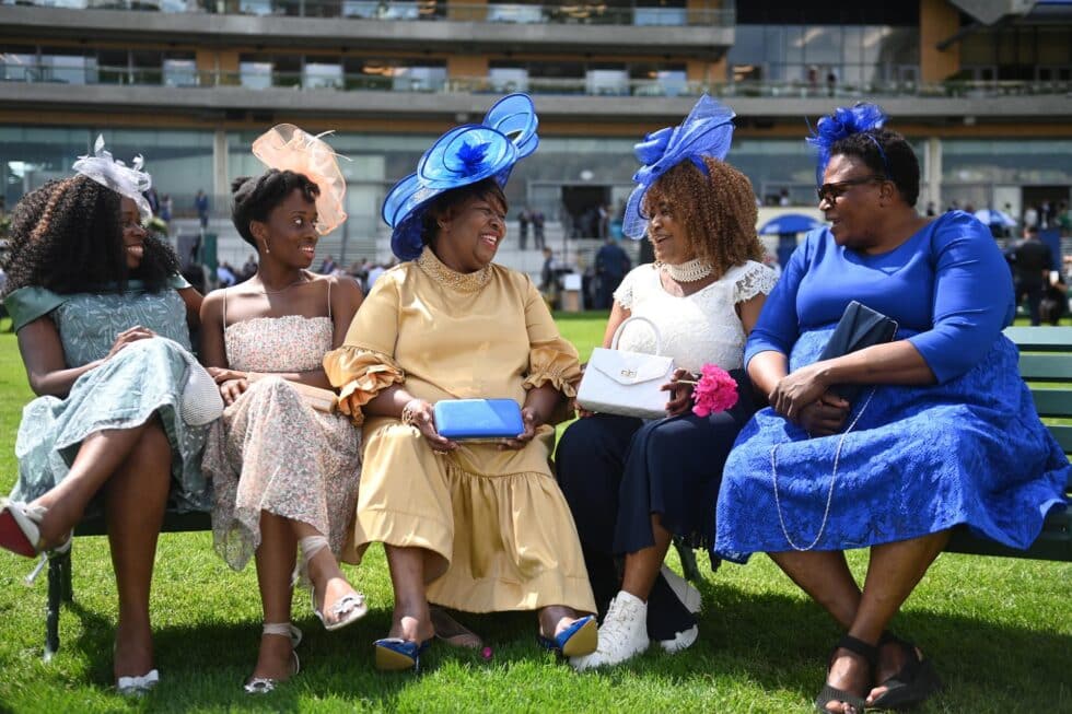 Cinco mujeres negras se ríen en Ascot