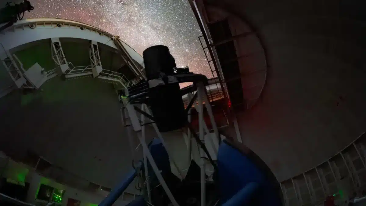 El Instrumento Espectroscópico de Energía Oscura (DESI) realizando observaciones en el cielo nocturno en el Telescopio Nicholas U. Mayall de 4 metros en el Observatorio Nacional Kitt Peak en Arizona
