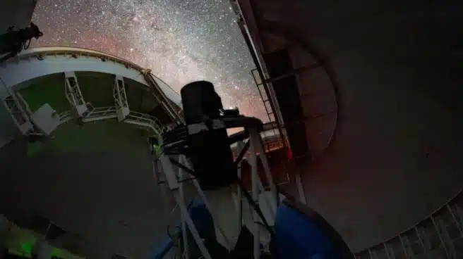 Publican los datos de dos millones de objetos celestes con los que se podrá saber la formación y evolución de las galaxias El Instrumento Espectroscópico de Energía Oscura (DESI) realizando observaciones en el cielo nocturno en el Telescopio Nicholas U. Mayall de 4 metros en el Observatorio Nacional Kitt Peak en Arizona