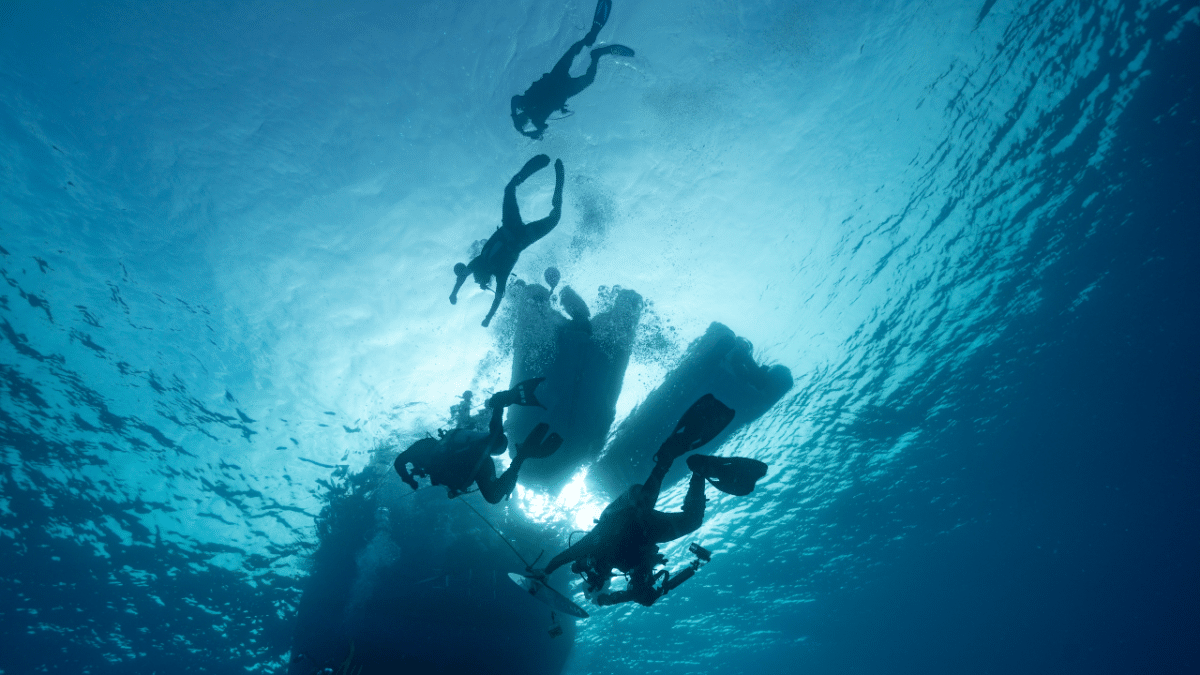 El equipo de buceadores que pueden bajar hasta los 50 metros de profundidad si cuentan con un equipo de respiración.