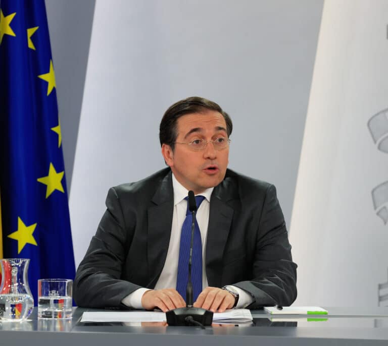 Albares reta al PP a celebrar un debate sobre Marruecos tras las declaraciones de Feijóo