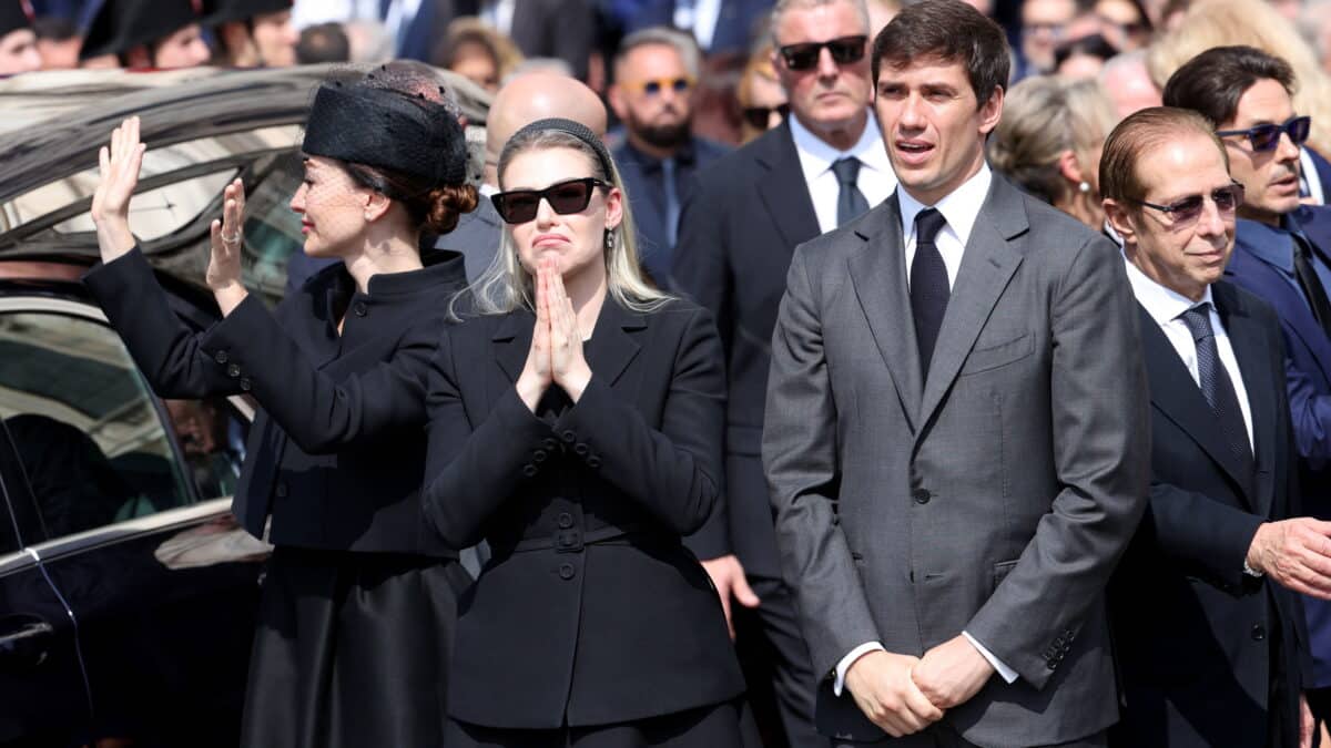 Elenora, Bárbara, Luigi, Paolo y Pier Silvio, hijos de Berlusconi, tras el funeral en Milán.
