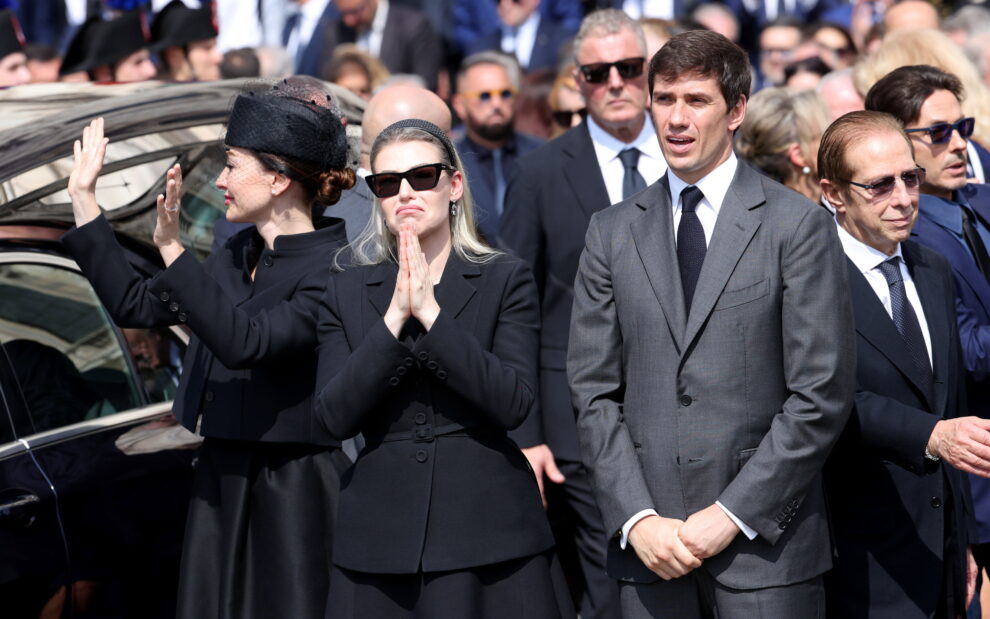 Elenora, Bárbara, Luigi, Paolo y Pier Silvio, hijos de Berlusconi, tras el funeral en Milán.