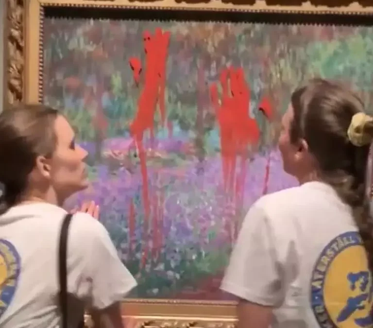 Dos activistas manchan con pintura roja un cuadro de Monet en Estocolmo para protestar por la pérdida de humedales