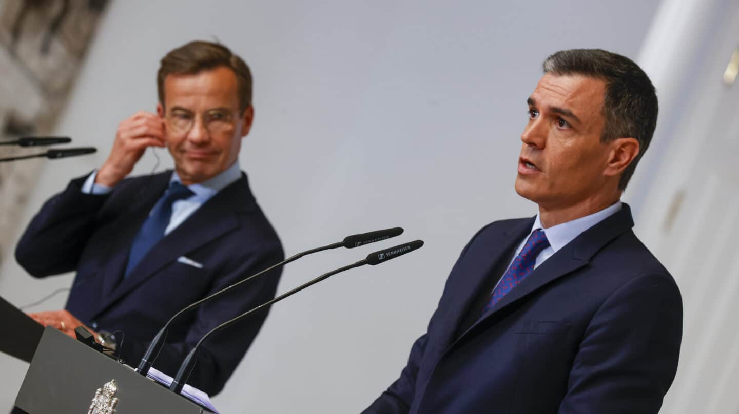 MADRID, 05/06/2023.- El presidente del Gobierno, Pedro Sánchez (d), durante la rueda de prensa conjunta celebrada con el primer ministro de Suecia, Ulf Kristersson, tras mantener un encuentro este lunes en el Palacio de la Moncloa. EFE/ Javier Lizón