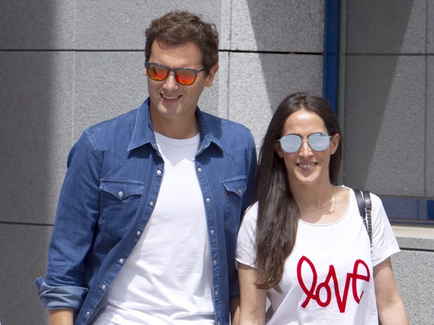 Albert Rivera y Malú salen del Hospital tras el alta médico del político