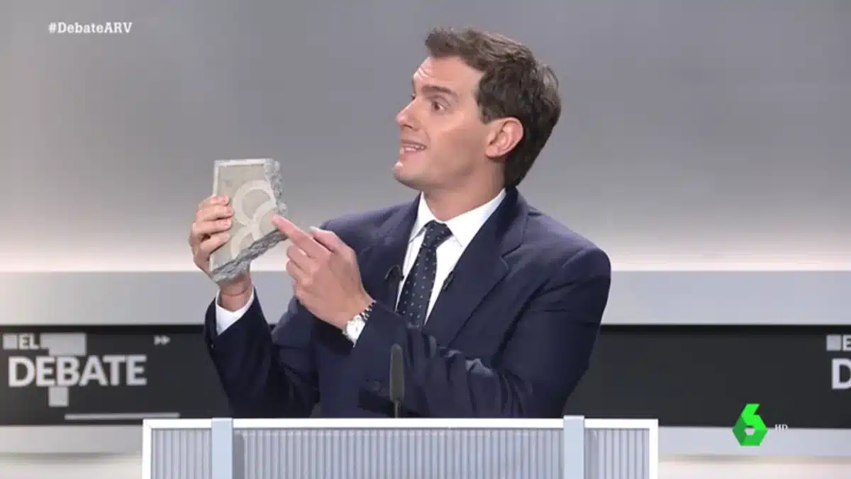 Albert Rivera muestra un adoquín durante el debate electoral.