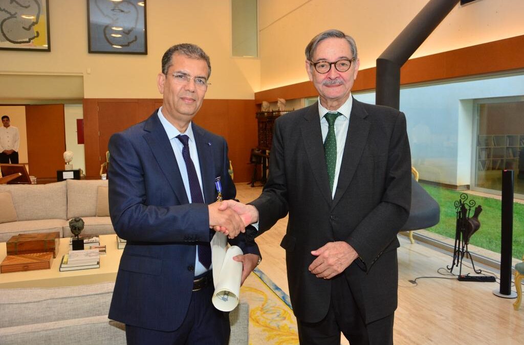 El condecorado Mustafa Amdjar con el embajador español en Rabat, Ricardo Díez-Hochleitner Rodríguez​, en una fotografía difundida por la prensa marroquí.