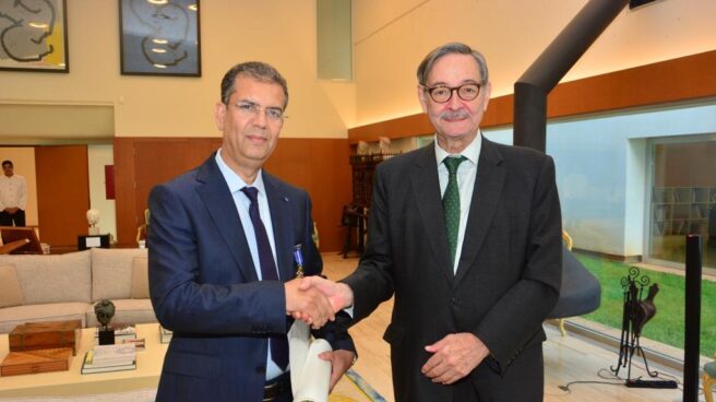 amdjar embajador espanol El condecorado Mustafa Amdjar con el embajador español en Rabat, Ricardo Díez-Hochleitner Rodríguez, en una fotografía difundida por la prensa marroquí.