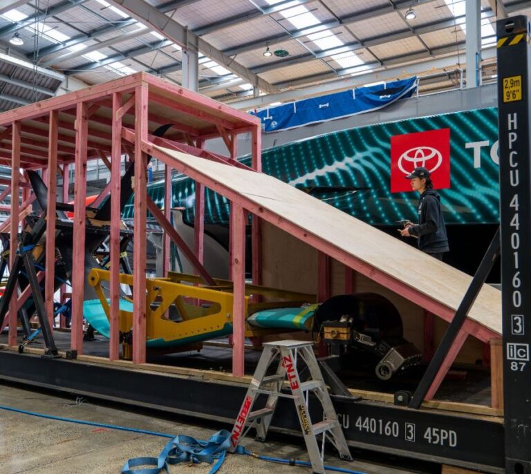 Emirates Team New Zeland, el 'defensor' de la America's Cup, rumbo a completar su desembarco en Barcelona