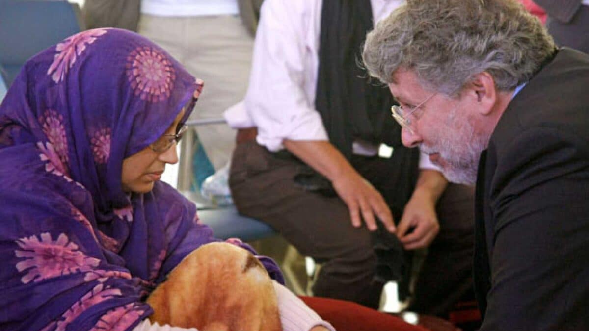 Aminetu Haidar, activista saharaui, conversa con Agustín Santos durante la huelga de hambre en 2009.