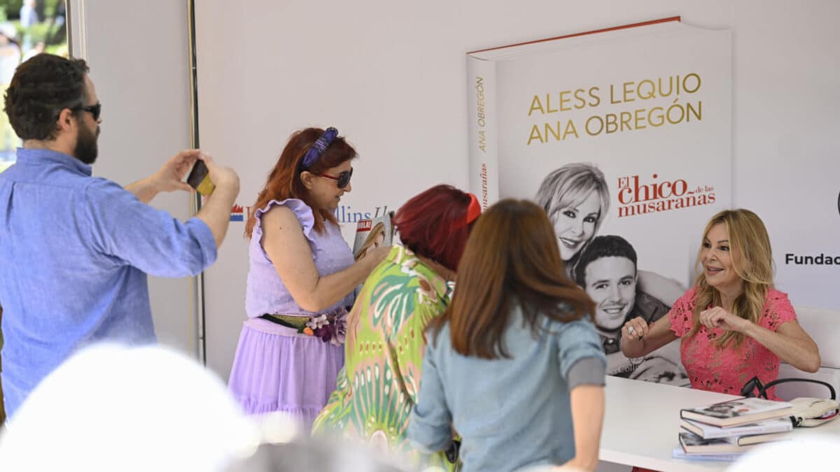 Decenas de personas aguardaban desde esta mañana a la actriz y empresaria Ana Obregón en la Feria del Libro de Madrid para firmar ejemplares del libro sobre su hijo fallecido